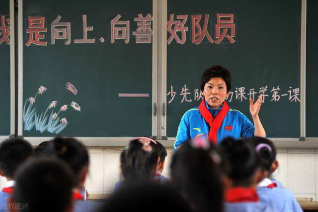 宋洋饰演的赵小国神情专注，直视前方，齐溪饰演的楚风荷同样全副武装紧随其后，屏息以待前方未知的挑战，背景处隐约出现的不明物体暗示着即将降临的巨大危机